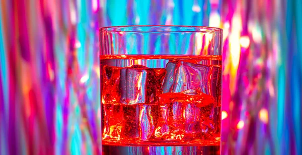 Glas Wasser Mit Eiswürfeln Auf Buntem Hintergrund — Stockfoto