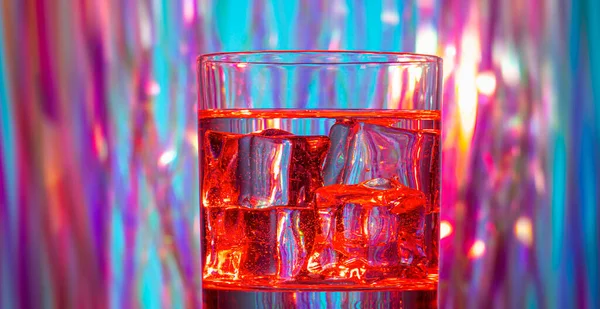 Glas Wasser Mit Eiswürfeln Auf Buntem Hintergrund — Stockfoto