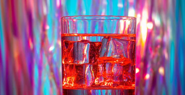 Vaso Agua Con Cubitos Hielo Sobre Fondo Colorido — Foto de Stock