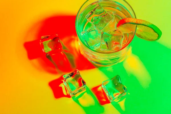 Склянка Води Кубиками Льоду Лимонним Шматочком — стокове фото