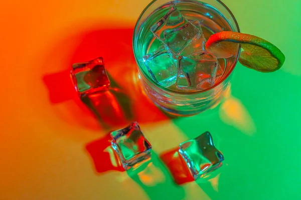 Vaso Agua Con Cubitos Hielo Rodaja Limón — Foto de Stock