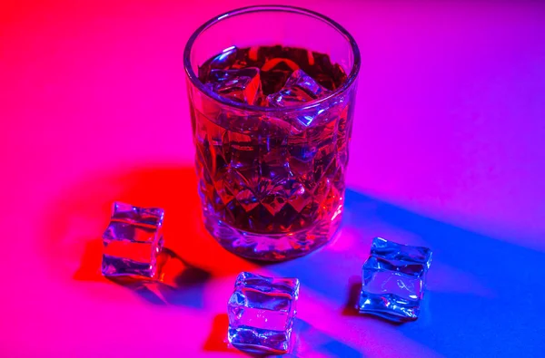 Verre Eau Avec Glaçons Sur Fond Couleur — Photo