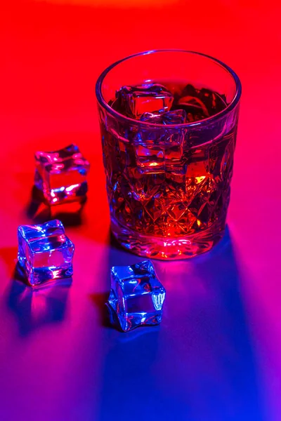 Склянка Води Кубиками Льоду Кольоровому Фоні — стокове фото