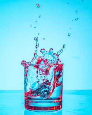 Su bardağına düşen buz küpü.