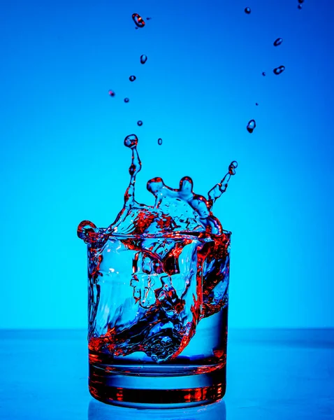 Ijsblokje Valt Glas Water Met Plons — Stockfoto