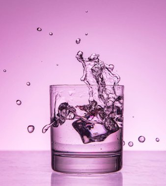 Su damlacıklarıyla suya düşen buz. 