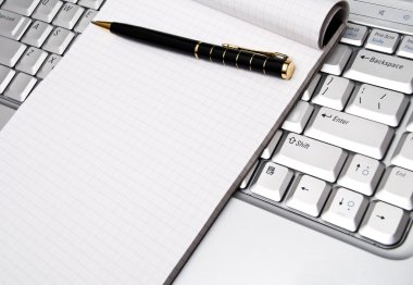 iş - bir laptop yanında çekici notlar