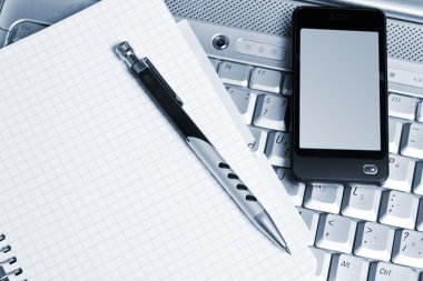 iş. telefonu ve laptop üstünde not etmek.