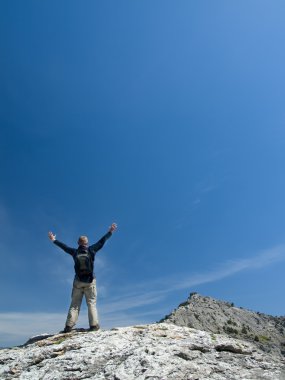 Kolları açık bir adam