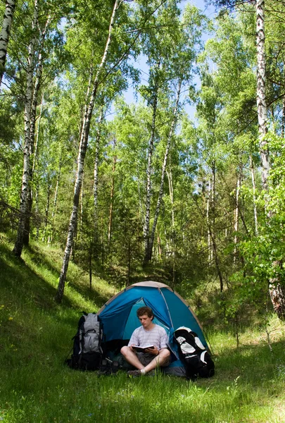 Kamp: Genç adam okuma