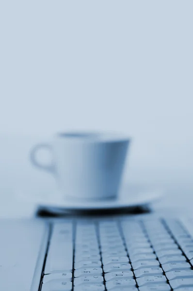 Laptop e tazza di caffè — Foto Stock