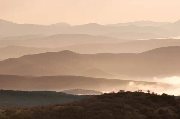 Dağların üzerinden gün doğumu