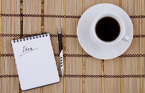 Idea escrita en bloc de notas, Pluma y taza de café —  Fotos de Stock