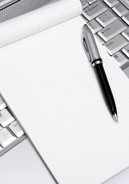 iş - bir laptop yanında çekici notlar