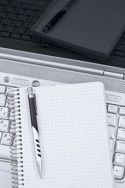 iş - bir laptop yanında çekici notlar