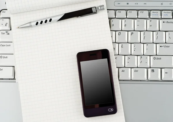 Ноутбук с мобильным телефоном и блокнотом Hi-Tech . — стоковое фото