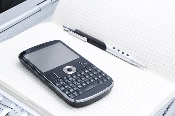 Business. telefon och anteckningar på laptop. — Stockfoto