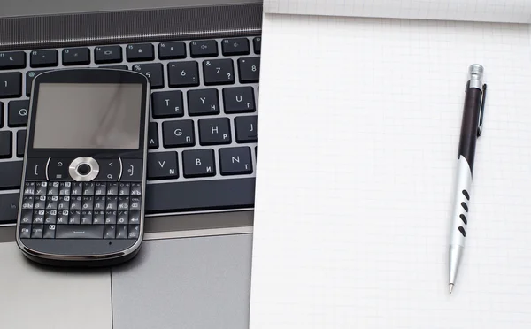 iş. telefonu ve laptop üstünde not etmek.