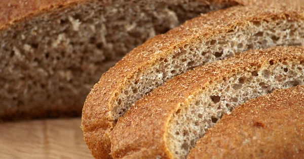 Ekologisk dinkel bröd skära på skivor Royaltyfria Stockfoton