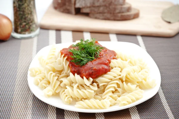 Italienska makaroner pasta med tomatsås Stockbild