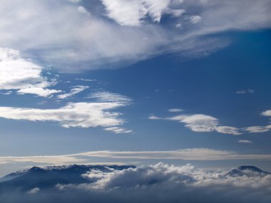 dağlar bulutlar altında