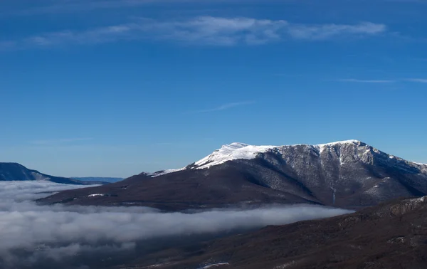 Montañas bajo las nubes —  Fotos de Stock