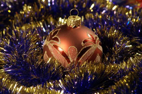 Christbaumkugeln & Goldbänder — Stockfoto