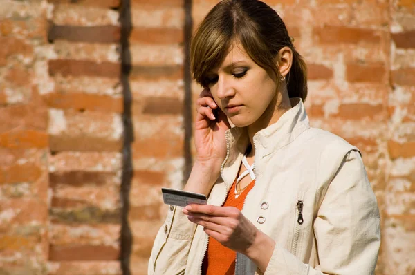 kredi kartı ve cep telefonu ile kız