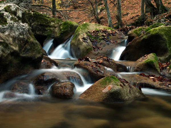 Gebirgsfluss — Stockfoto