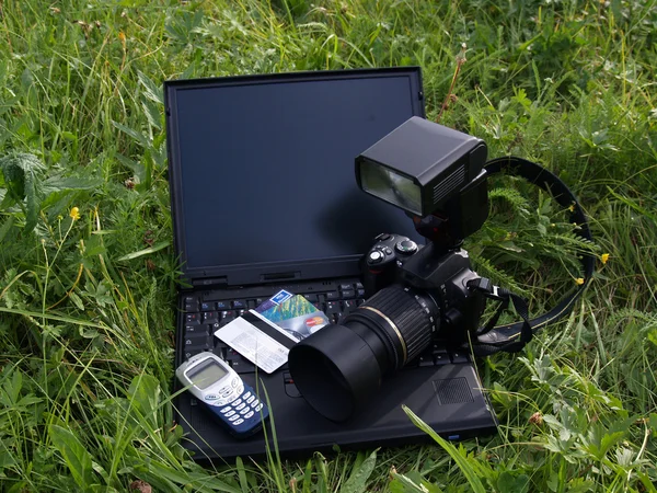 Digitális fényképezőgép és a notebook. — Stock Fotó