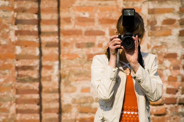 Jonge vrouw met camera — Stockfoto