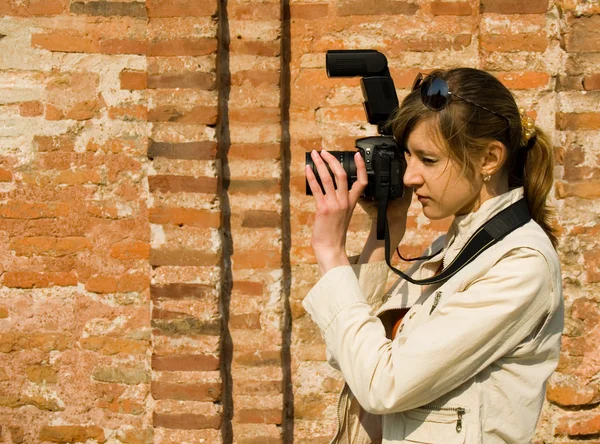 カメラを持つ若い女性 — ストック写真