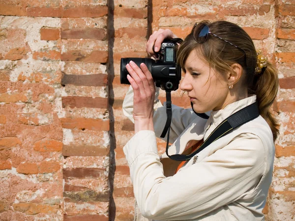 拿着相机的年轻女人 — 图库照片