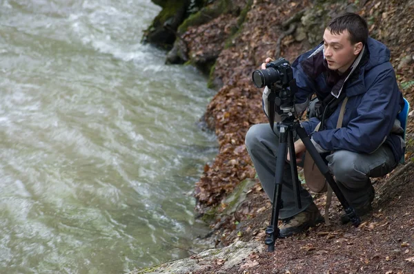 Fotógrafo con cámara en trípode — Foto de Stock