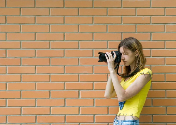 Jovem mulher com câmera — Fotografia de Stock