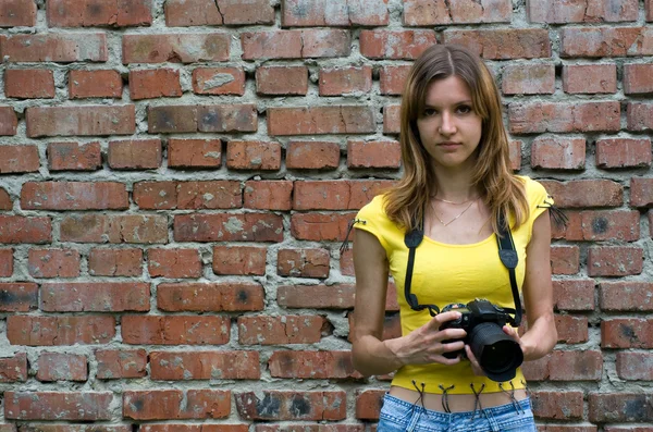 Jonge vrouw met camera — Stockfoto