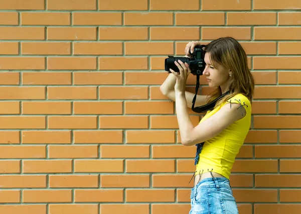 Jovem mulher com câmera — Fotografia de Stock