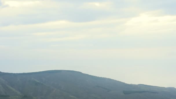 Momentos de la niebla en movimiento en las montañas — Vídeo de stock