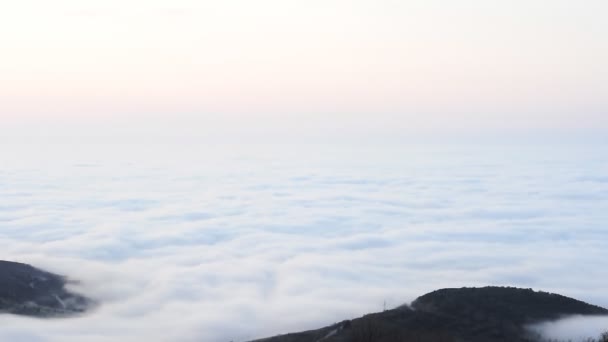 Momentos de la niebla en movimiento en las montañas — Vídeos de Stock