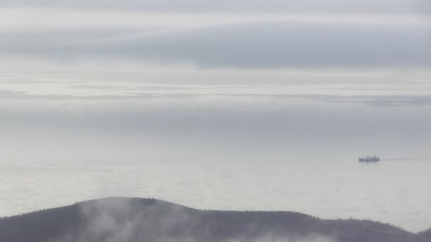 Timelaps de brouillard mouvant dans les montagnes — Video