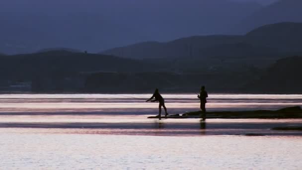 渔夫，日落，大海阳光 — 图库视频影像