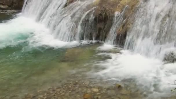 Belo fluxo de montanha — Vídeo de Stock