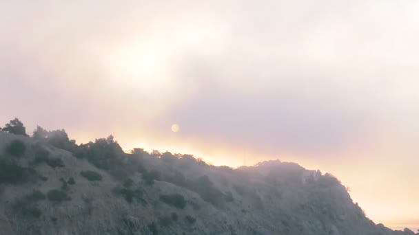 Momentos de la niebla en movimiento en las montañas — Vídeo de stock