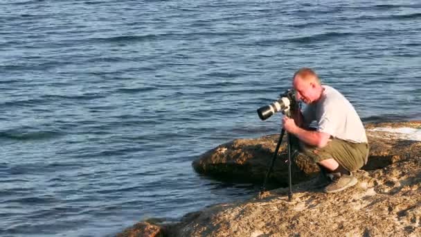 Fotógrafo en la costa — Vídeo de stock