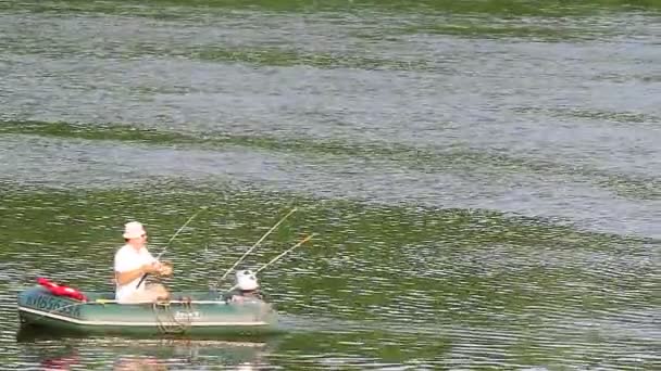 Людина риболовля в озері — стокове відео