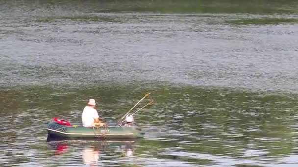 Людина риболовля в озері — стокове відео