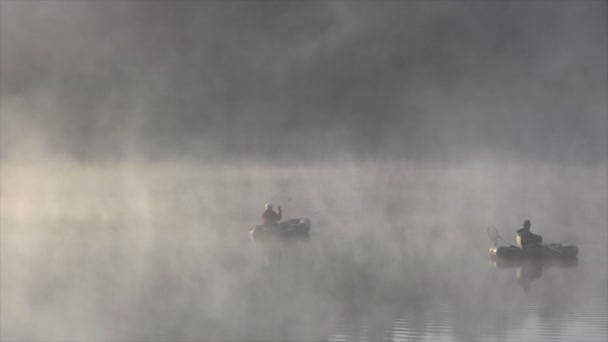 Człowiek połowów w jeziorze — Wideo stockowe