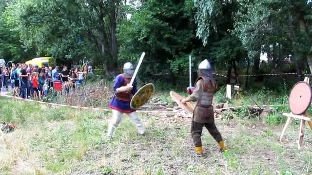 Ortaçağ Şövalyeleri düello. — Stok video