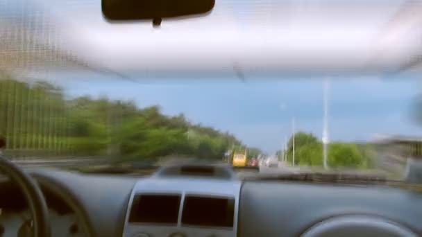 Autopista diurna que conduce a la ciudad con desenfoque de movimiento lapso de tiempo — Vídeo de stock