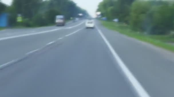 Τη διάρκεια της ημέρας αυτοκινητόδρομος οδήγηση σε πόλη με κίνηση θολούρα ώρα λήξη — Αρχείο Βίντεο